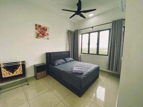 een slaapkamer met een bed en een plafondventilator bij Homestay Murah Bangi Casa Almyra in Kajang