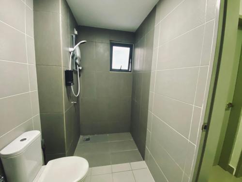 een kleine badkamer met een toilet en een douche bij Homestay Murah Bangi Casa Almyra in Kajang