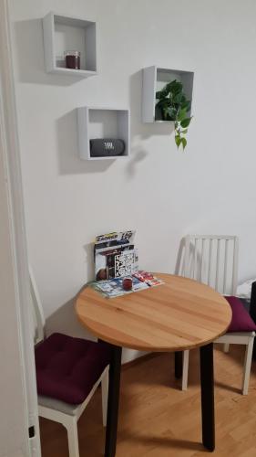 a table and two chairs in a room at Apartman "Britanac" in Zagreb