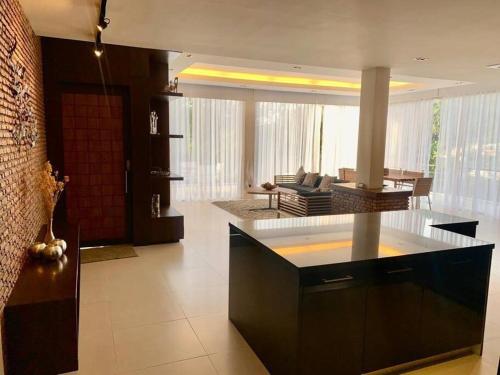 sala de estar amplia con cocina y sala de estar. en Luxury 2Bedroom Retreat Penthouse Kamala, en Phuket