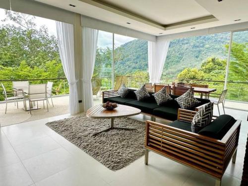 sala de estar con sofá y mesa en Luxury 2Bedroom Retreat Penthouse Kamala, en Phuket