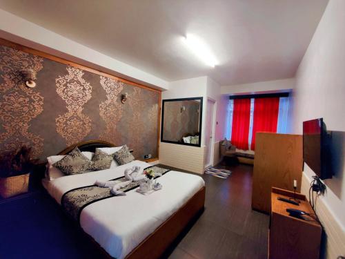 una habitación de hotel con una cama con animales de peluche. en Namdul Boutique en Gangtok
