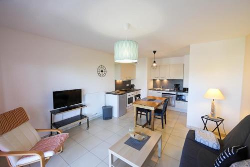 un salon avec un canapé et une table dans l'établissement Le Discret T2 aux portes de la vieille ville, à Annecy