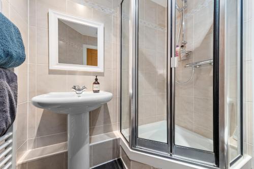 a bathroom with a sink and a shower at St, George Wharf Vauxhall Bridge large 2Bedrooms apartment with River View panoramic balcony in London