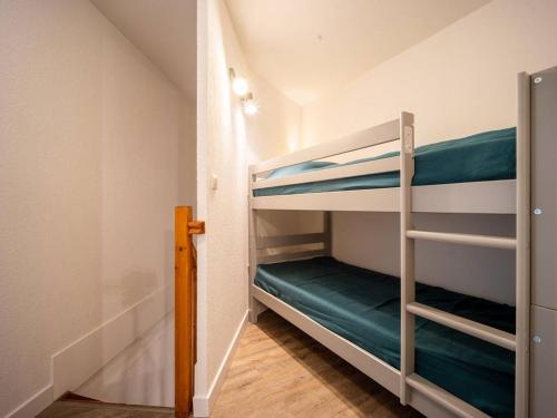 une chambre avec deux lits superposés dans l'établissement Duplex rénové 6 pers, balcon, casier à skis, parking gratuit - FR-1-695-20, à Germ