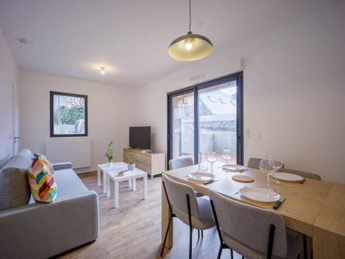 un salon avec une table, des chaises et un canapé dans l'établissement Appartement Neuf à Loudenvielle, 6 Pers, Proche Commerces et Ski, Terrasse Sud - FR-1-695-17, à Loudenvielle