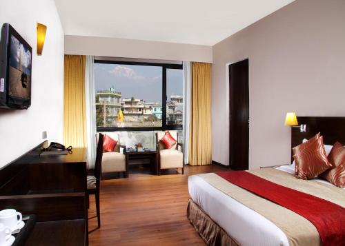 Postel nebo postele na pokoji v ubytování Hotel Pokhara Grande