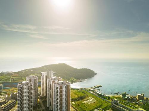 een luchtzicht op een stad en de oceaan bij NewCZ Osiria Residence in Busan