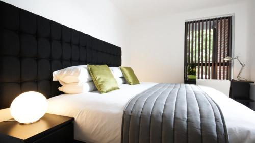 Un pat sau paturi într-o cameră la Andora Apartments
