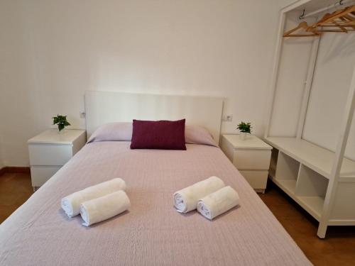 Sabor a esperanza في كولرا: غرفة نوم بسرير كبير عليها وسادتين