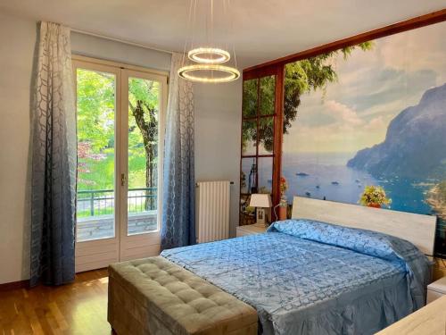 um quarto com uma cama e uma grande janela em Villa Merone - Pusiano Lake em Merone