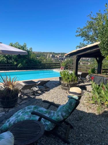une chaise longue à côté de la piscine dans l'établissement Domaine de Chanteperdrix, à Rosières
