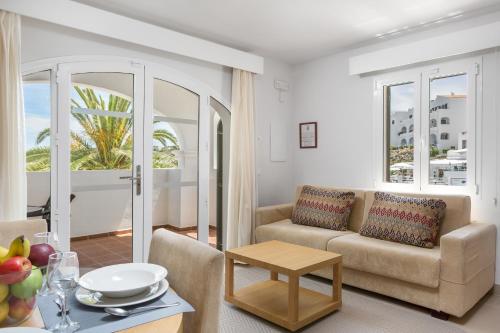 Ruang duduk di White Sands Beach Club
