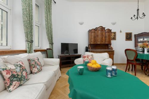- un salon avec un canapé blanc et une table dans l'établissement Apartments Warsaw Boduena by Renters Prestige, à Varsovie