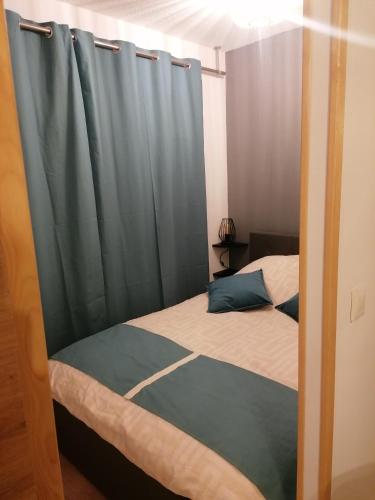 - une chambre avec des lits superposés et des rideaux bleus dans l'établissement Charmant T1-Bis à Cuges-Les-Pins, à Cuges-les-Pins