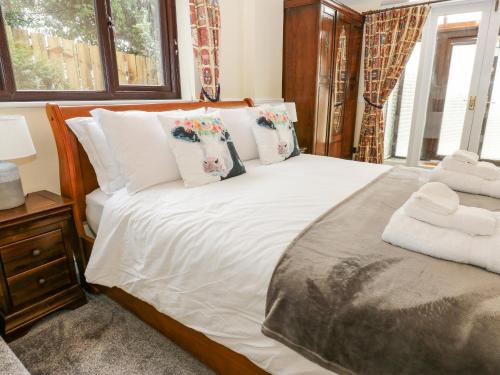 赫克瑟姆的住宿－Pinegarth，卧室配有一张带牛枕的大床