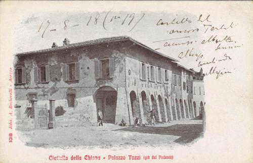 a black and white picture of a building at Palazzo Tarlati - Hotel de Charme - Residenza d'Epoca in Civitella in Val di Chiana