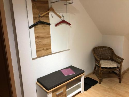 ein kleines Zimmer mit einem Tisch und einem Stuhl in der Unterkunft Dachgeflüster in Gersheim