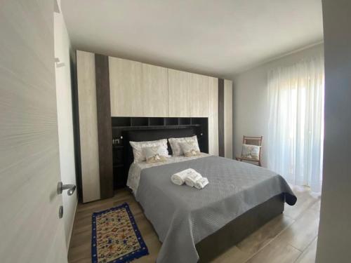 um quarto com uma cama com duas toalhas em La maison du mar em Bari