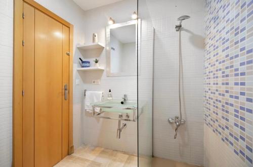 チクラナ・デ・ラ・フロンテーラにあるCarrajolilla Sancti petriのバスルーム(洗面台、ガラス張りのシャワー付)