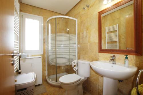 トレ・パチェコにあるVilla Amyali by Rentalole Mar Menor Golf Resortのトイレ、洗面台、シャワー付きのバスルーム