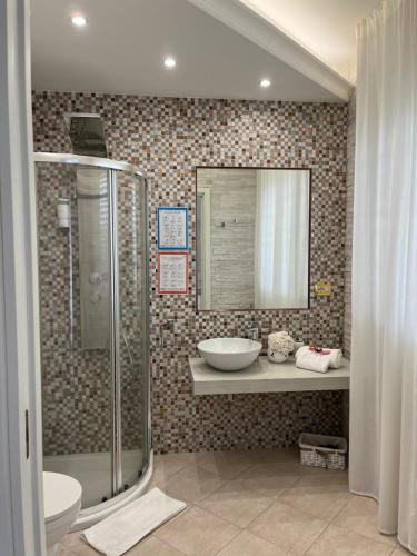 W łazience znajduje się prysznic, umywalka i lustro. w obiekcie B&B Euthalia w mieście Riposto