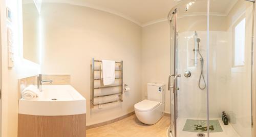 bagno con doccia, lavandino e servizi igienici di 33 Star Apartment a Lake Tekapo