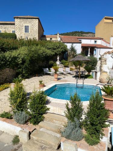 una piscina en un patio con escaleras junto a una casa en Sa domu de don Ninnu bed breakfast Spa en Gesturi