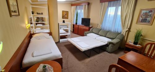 uma sala de estar com duas camas e um sofá em Rio apartments em Banja Luka