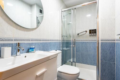 La salle de bains est pourvue d'un lavabo, de toilettes et d'un miroir. dans l'établissement Vive Fuengirola, à Fuengirola