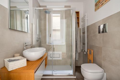 uma casa de banho com um lavatório, um WC e um chuveiro em Little House Mavi by DomuSicily em Palermo