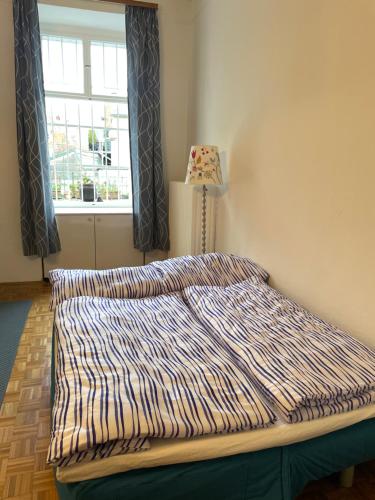 1 cama no hecha en una habitación con ventana en Altbauwohnung im Herzen vom Lend, en Graz