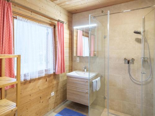 een badkamer met een glazen douche en een wastafel bij Haus Barbara in Bach