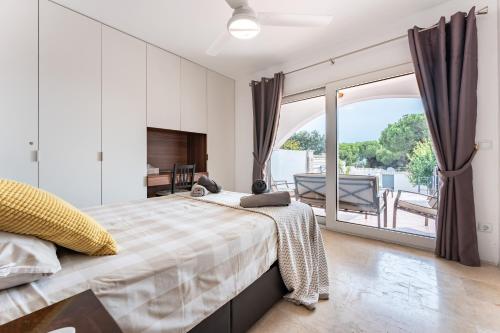 sypialnia z dużym łóżkiem i balkonem w obiekcie Casa Gosia bungalow Cabopino w Marbelli