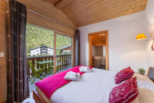 沙泰勒的住宿－Casa Linga - Chalet - BO Immobilier，一间卧室设有一张床和一个阳台