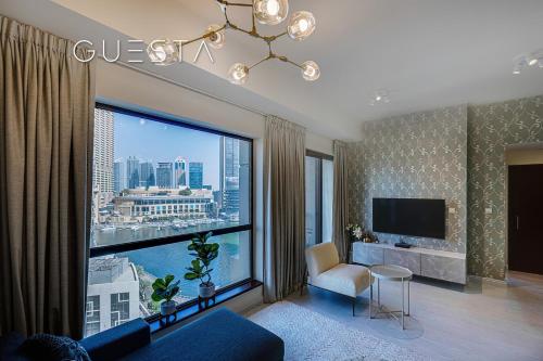 een woonkamer met een groot raam met uitzicht op de stad bij Bahar Residence, JBR, Dubai Marina in Dubai