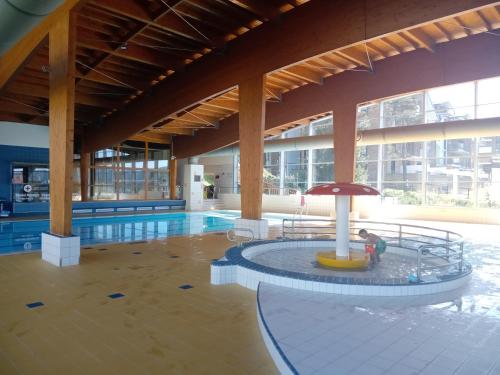 Molo Lipno Rezidence tesisinde veya buraya yakın yüzme havuzu