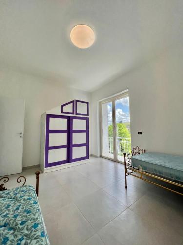 Habitación con cama y ventana grande. en Pierina's house - Vista colline, en Bonnanaro