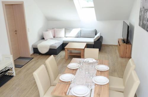 uma sala de estar com uma mesa e um sofá em Appartement Mauterndorf em Mauterndorf