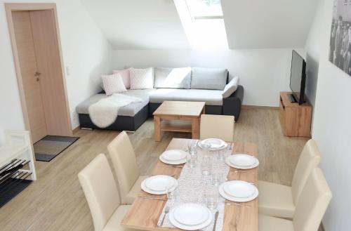 salon ze stołem i kanapą w obiekcie Appartement Mauterndorf w mieście Mauterndorf