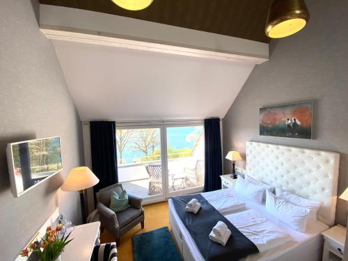 a bedroom with a bed and a living room at Seehotel Lichtenberg in Lichtenberg
