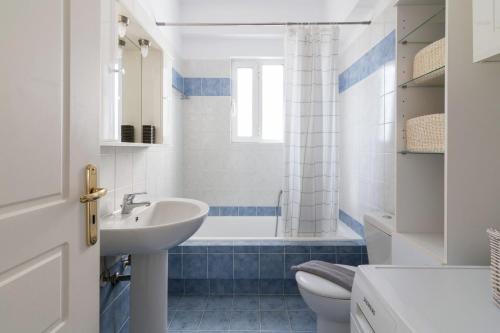 ein Badezimmer mit einem Waschbecken, einem WC und einer Badewanne in der Unterkunft 3 Bedroom Apartment Near The Mall/Olympic Stadium in Athen