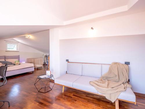 a living room with a couch and a bed at Babyaccommodation Family Hills in Magliolo