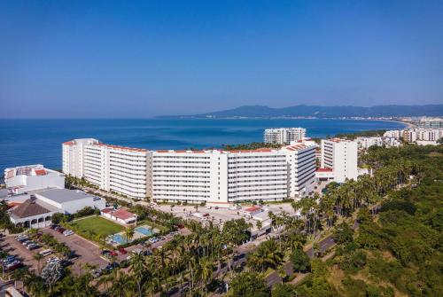 una vista aérea de un gran edificio blanco junto al océano en Wyndham Alltra Vallarta, All-Inclusive Resort, en Nuevo Vallarta 