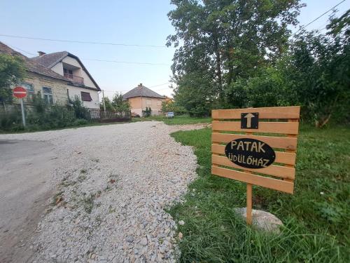 a sign on the side of a dirt road at Patak Üdülőház (Ferienhaus) in Nagyvisnyó