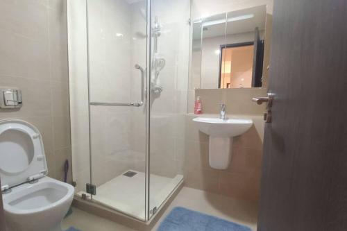 uma casa de banho com um chuveiro, um WC e um lavatório. em Capital TRUST Residencies Kotte em Sri Jayewardenepur- Kotte