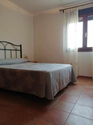 1 dormitorio con cama y ventana en Vista Bella Rubielos, en Rubielos de Mora