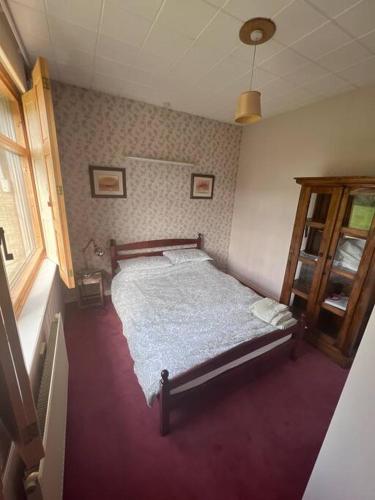 - une chambre avec un lit dans l'angle dans l'établissement Newera Farm, à Canley