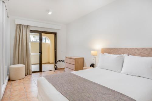 Кровать или кровати в номере Royal Sunset Beach Club