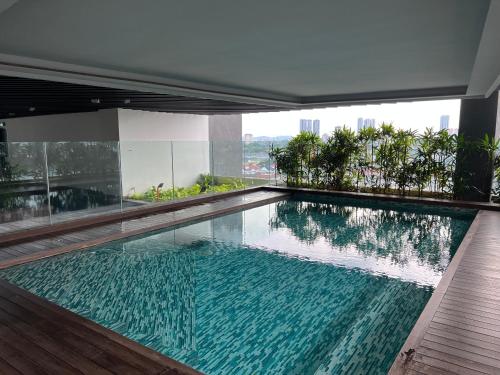 una piscina en medio de un edificio en Luxury Stay With Workspace 1-6Pax 1U FreeParking High Speed WiFi, en Petaling Jaya